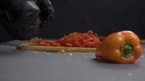 Chef in gloves cuts bell pepper Vídeos de archivo 116505117