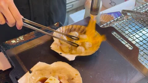 Chef Grilling Fresh Scallops with Blowtorch at Tsukiji Market Tokyo Vídeos de archivo 332264242