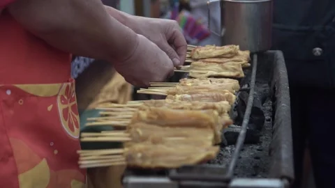 Chef grilling pork satay. slow motion. Vidéo 250466764