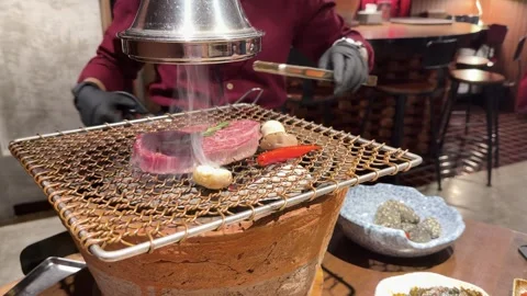 Chef Grilling Wagyu Steak on Tabletop Barbecue Grill Vídeos de archivo 320378154