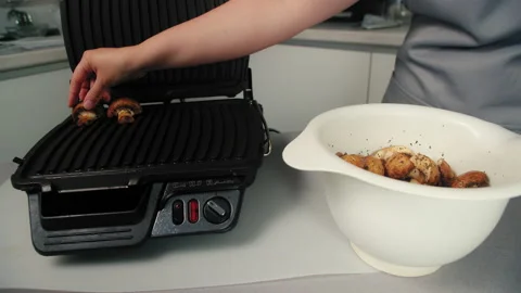 Chef grills spice champignons Stock-Footage 165666940