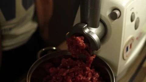 Chef grinds minced meat on an electric meat grinder. Timelapse Vídeo Stock 270211425