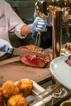 Chef hand cutting BBQ Beef steak with knife and fork Foto stock