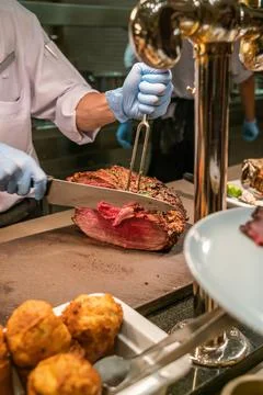Chef hand cutting BBQ Beef steak with knife and fork Foto stock