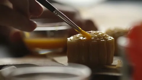 Chef hand making Mooncake a Chinese traditional pastry. Видео 143147820