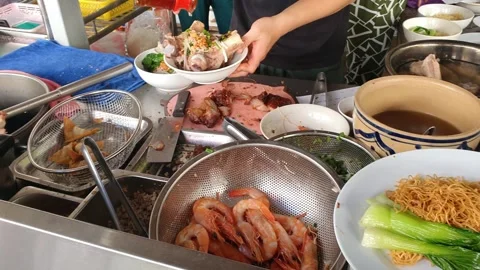 Chef hand making wonton noodles soup at restaurant 's kitchen, mi hoanh tha.. Stock Footage 265533774