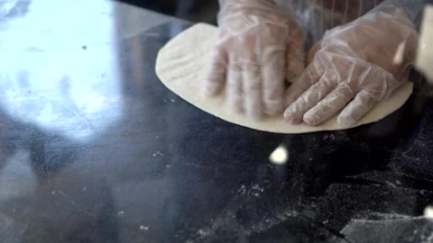 Chef hand use wood rolling thresh pizza flour Italian homemade pizzeria Vídeos de archivo 247113121