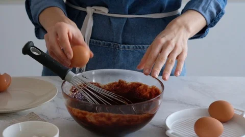 Chef hands breaking egg. Egg break in slow motion. Making homemade chocolate Video stock 121109970