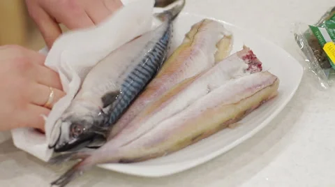 Chef hands cooking and preparing fish Vídeos de archivo 63540112