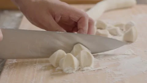 Chef Hands Cutting Fresh Dough on Wooden Board Close-up Vídeos de archivo 336526278