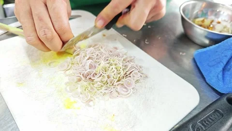 Chef hands finely slicing fresh lemongrass on a cutting board. 스톡 동영상 343697730