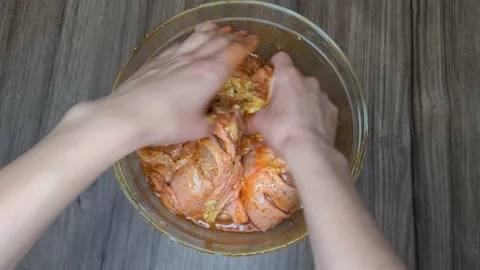Chef Hands Marinate Raw Chicken Legs. Vidéo 166638006