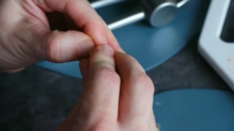 Chef hands peeling fresh garlic clove in the kitchen Video stock 337891528
