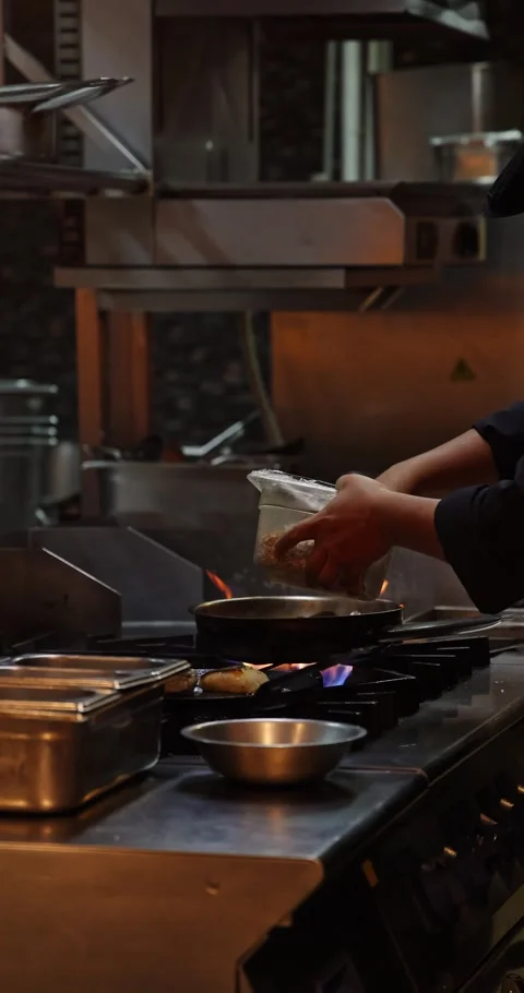 Chef Hands Preparing Food in Commercial Kitchen Vídeos de archivo 323944879