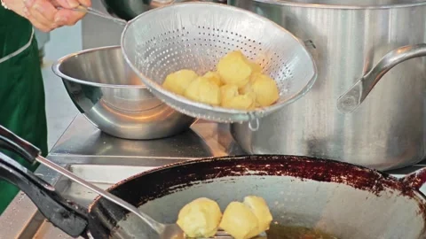 Chef hands scooping crispy golden fried tofu out of the pan. Vídeos de archivo 344557032