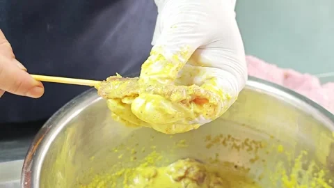 Chef hands skewering marinated pork for traditional Thai satay. 스톡 동영상 343697787