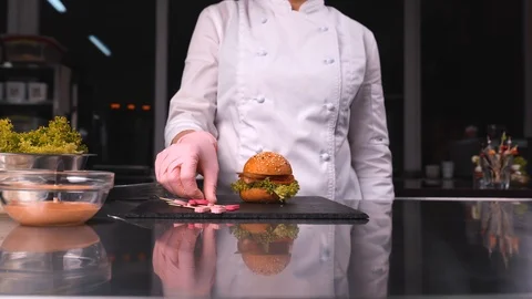 The chef has finished cooking the burger, 4K 動画素材 124162535