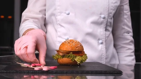 The chef has finished cooking the burger, close up 動画素材 124163392