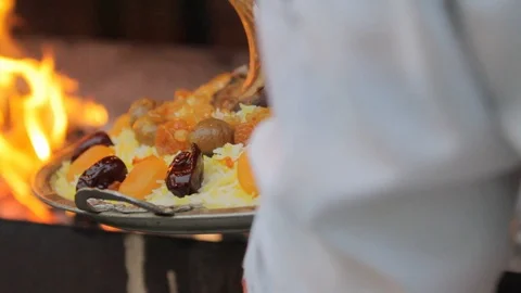 Chef hold rice and kebab on your hand Stock-Footage 104084162