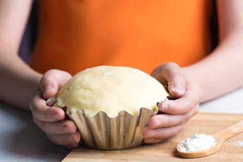 The chef keeps the dough in a mold Stock Photos
