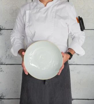 The chef keeps a vertically empty plate Stock Photos