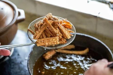A chef in the kitchen is making fried yuba Foto stock