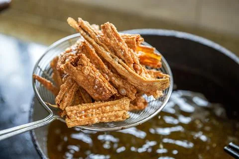 A chef in the kitchen is making fried yuba Foto stock