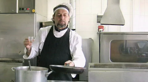 Chef in kitchen at restaurant Video stock 588171