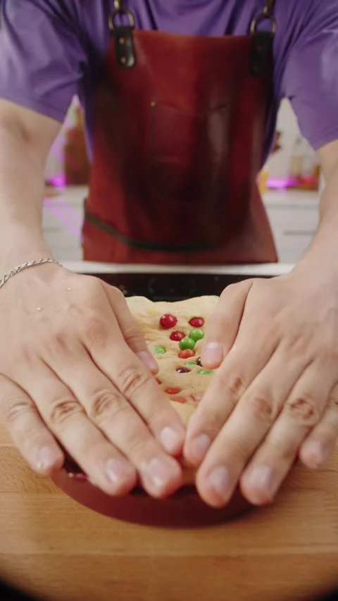 The chef kneads the dough on the camera Vídeos de archivo 280351164