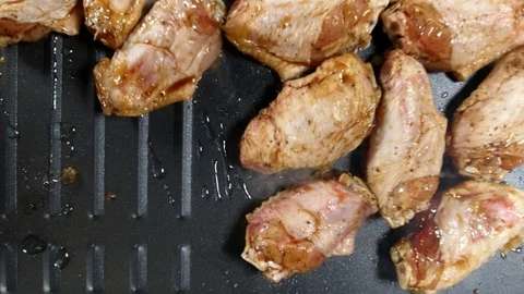 A chef lays chicken wings on the surface of a hot grill Video stock 121786716