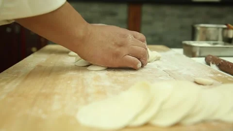 The chef made dumplings and pulled the medicine (4) 動画素材 202168407