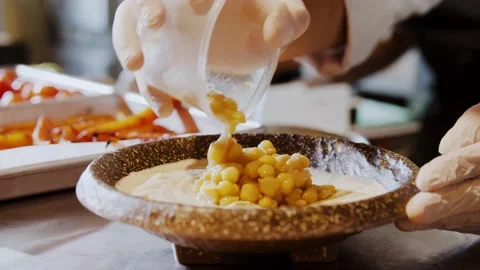 Chef make  a dish of hummus Vidéo 143520040