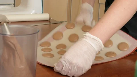 Chef make of a macaron between which is a cream. Cook makes beautiful desserts Video stock 87682908