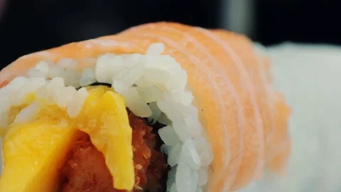 Chef make sushi roll 動画素材 75400934