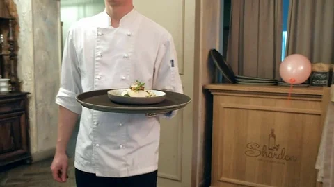 Chef makes a dish, sits through the restaurant Video stock 84788231