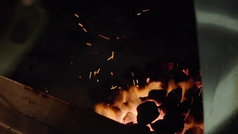 Chef making burger. The man fanning the coals in the grill Vídeo Stock 97573435