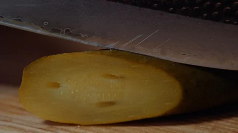 Chef making burger. Mans hands sliced pickled cucumbers with knife close-up Vídeos de archivo 97574368