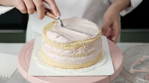 Chef making cake by use spatula to scrape the whipped cream. Stock Footage 150378554