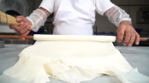 The chef is making the carrot slice baklava recipe. Vídeos de archivo 150083800