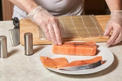 Chef making fish. Peppering salmon steak Foto stock