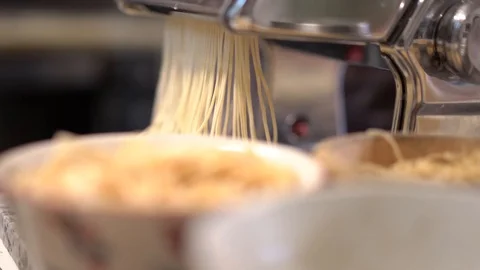 Chef making pasta from hand pasta machine, home cooking style 库存影片 106046384