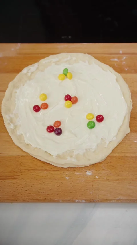 Chef Making Pizza with Candies 스톡 동영상 282674597