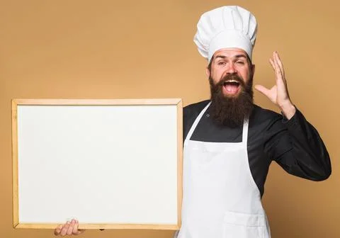 Chef man with empty menu. Cook with blank chalkboard with Copy space for text Foto stock