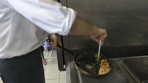 The chef mixes the omelette with vegetables Video stock 77480751