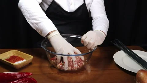 Chef is mixing ground pepper and onion in glass bowl Stock-Footage 190071117