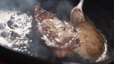 Chef mixing salsa of fried meat fillet with spoon in a restaurant kitchen Vidéo 108352288