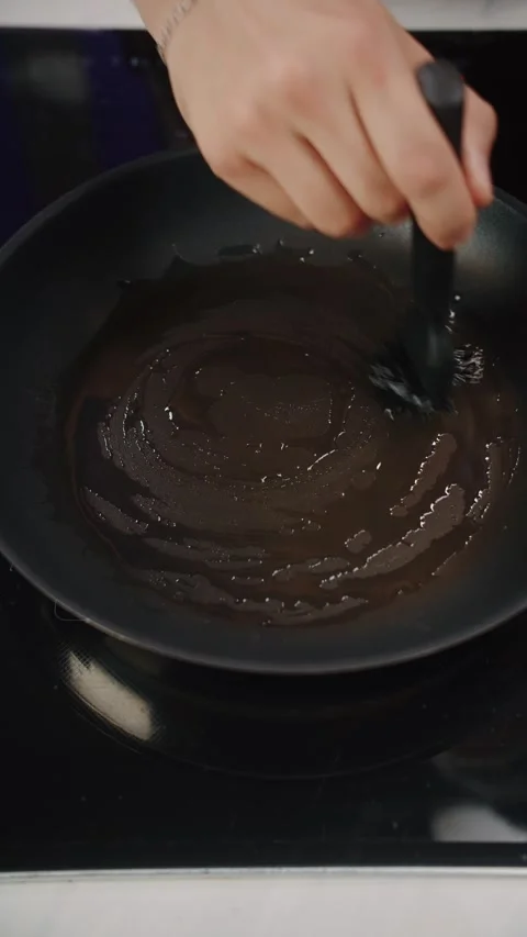 Chef Oiling a Frying Pan Vídeos de archivo 281918532