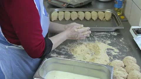 Chef paneers cutlets in breadcrumbs and puts them on a dripping pan Video stock 143778956