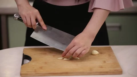 The chef patted garlic and chopped garlic (5) Video stock 202166261