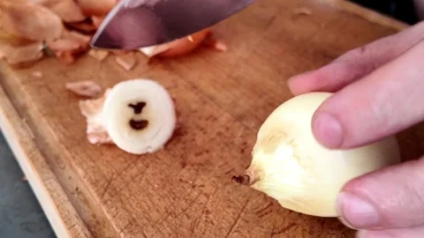 Chef peeling and chopping onion on cutting board 스톡 동영상 342819091